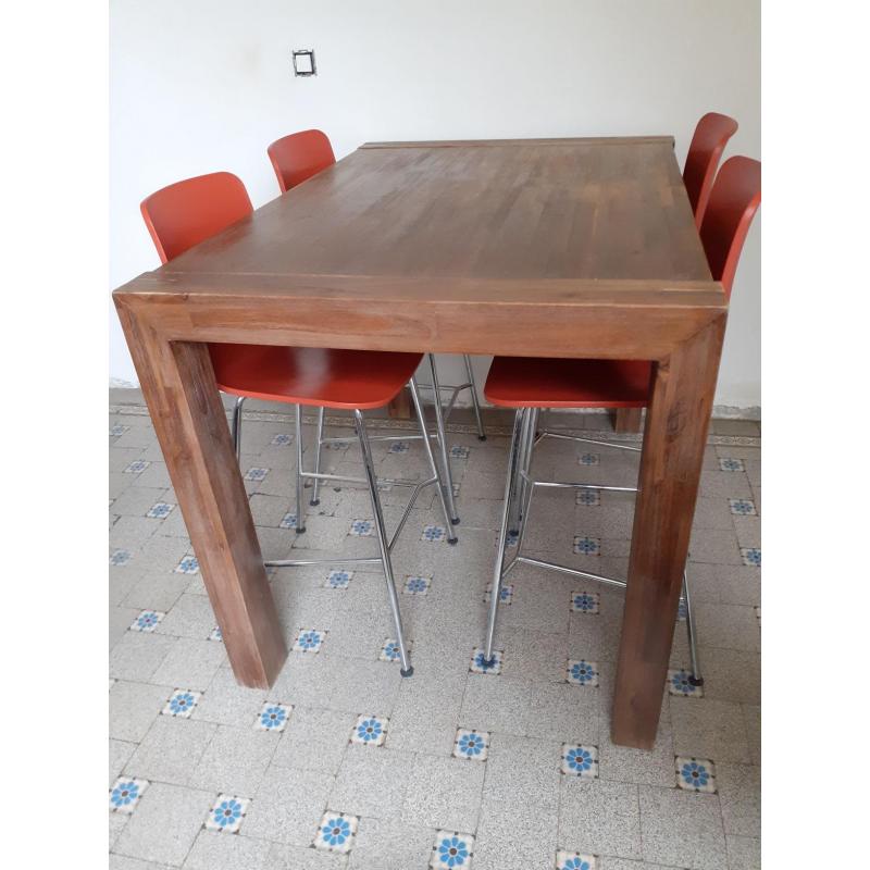 Hoge stoelen Vitra en eettafel