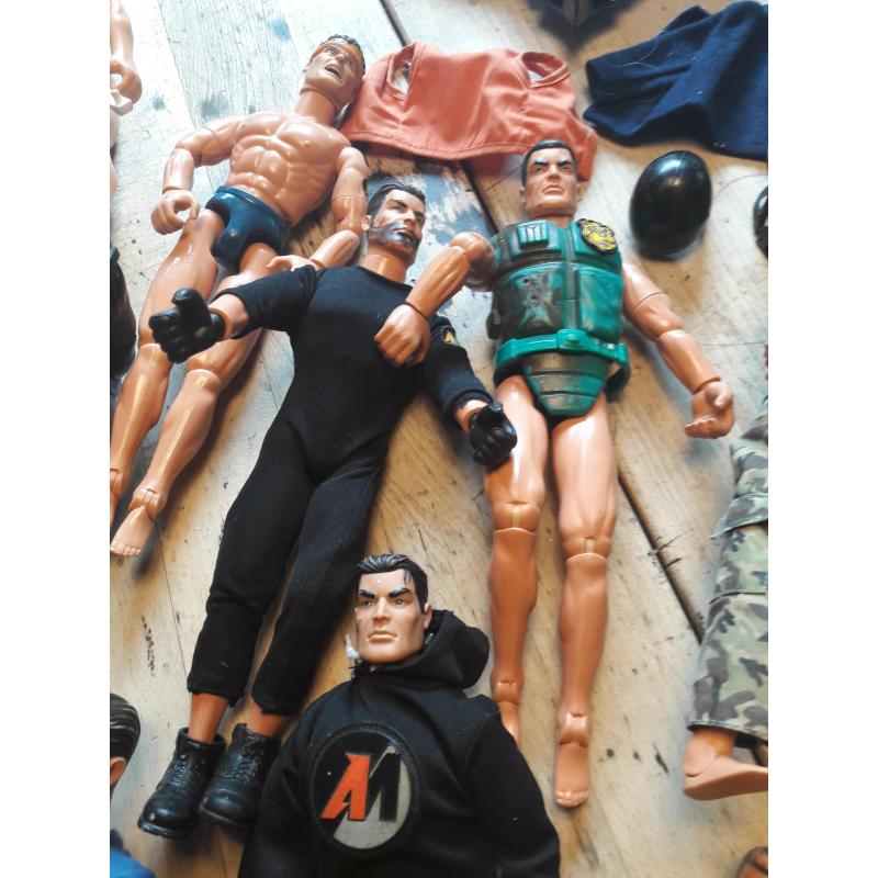 lot van 12 hasbrofiguren