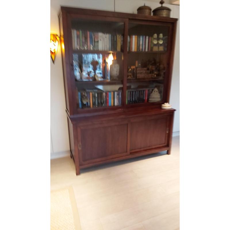 Nette kast met schuifdeuren