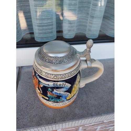 Decoratieve bierbeker in porselein met tinnen deksel