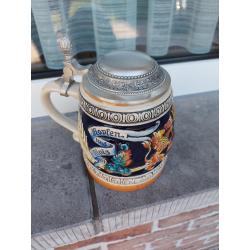 Decoratieve bierbeker in porselein met tinnen deksel