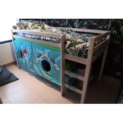 Halfhoogslaper white wash hout en lattenbodem. Matras bij interesse!
