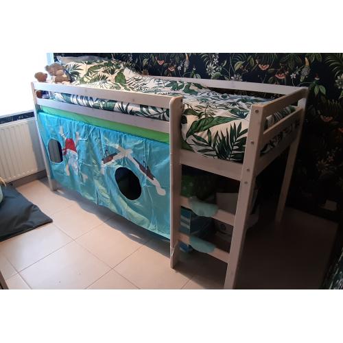 Halfhoogslaper white wash hout en lattenbodem. Matras bij interesse!