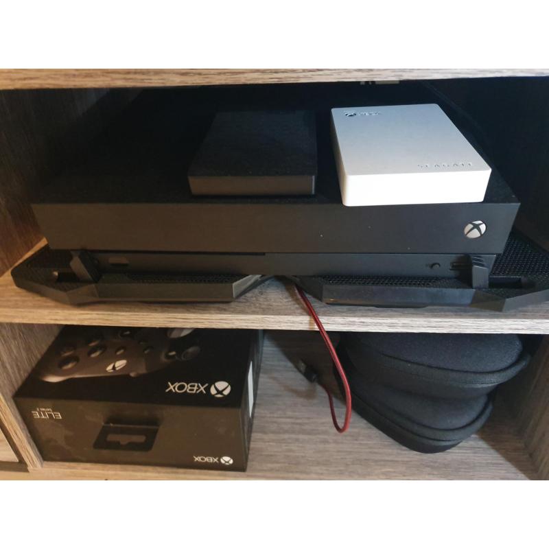 Xbox one x 1TB   1 controller   2 externe hdd's   17 games