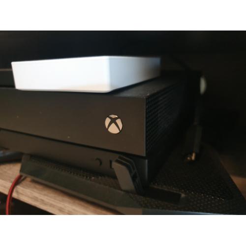 Xbox one x 1TB   1 controller   2 externe hdd's   17 games