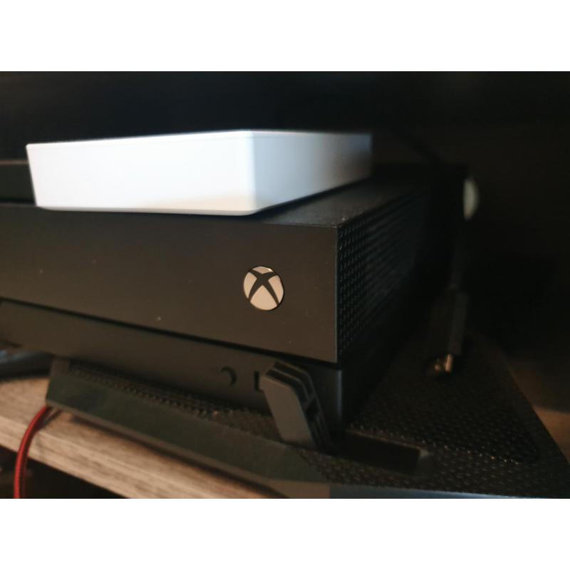 Xbox one x 1TB   1 controller   2 externe hdd's   17 games