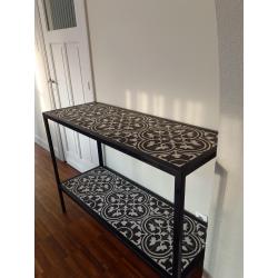 Tafel met cementtegels