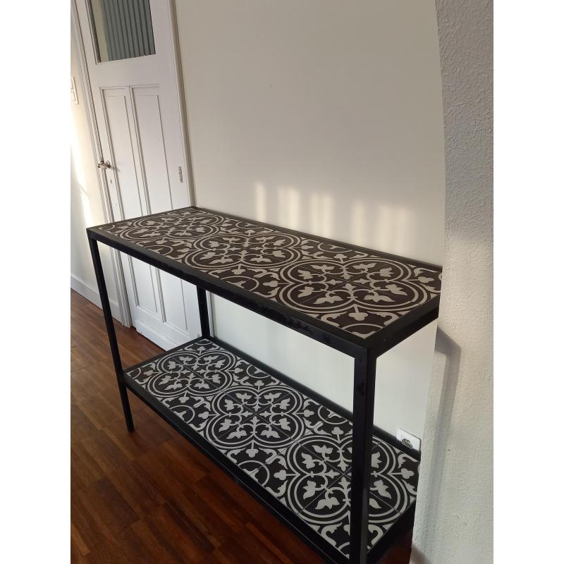 Tafel met cementtegels