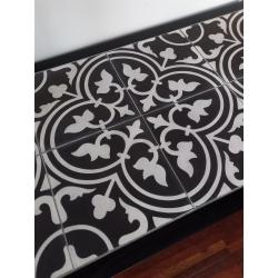 Tafel met cementtegels