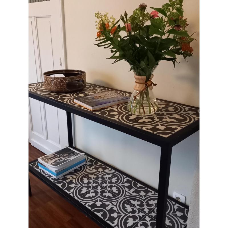 Tafel met cementtegels