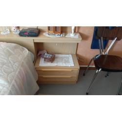 bed met opstand en 2 nachtkastjes