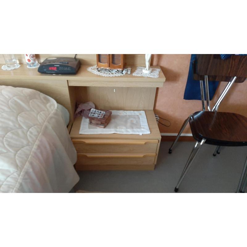 bed met opstand en 2 nachtkastjes