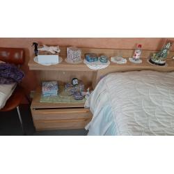 bed met opstand en 2 nachtkastjes
