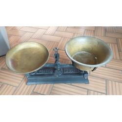 Oude weegschaal met koperen schalen