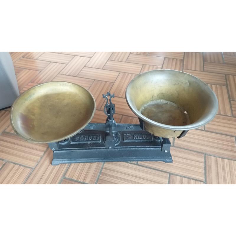 Oude weegschaal met koperen schalen