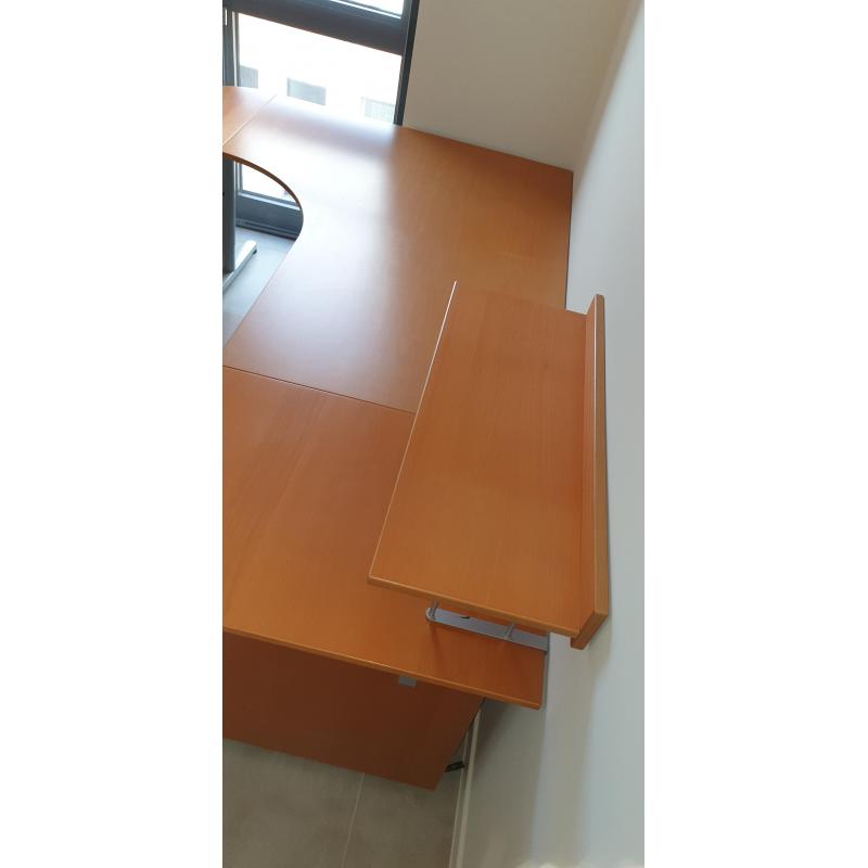 Praktisch bureau met veel ruimte