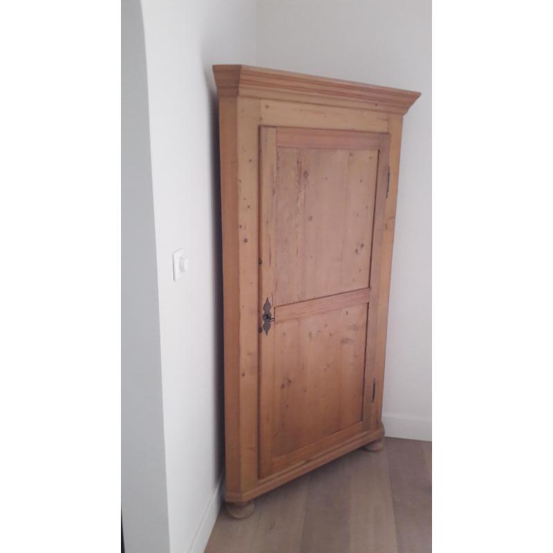 Massieve grenen hoekkast