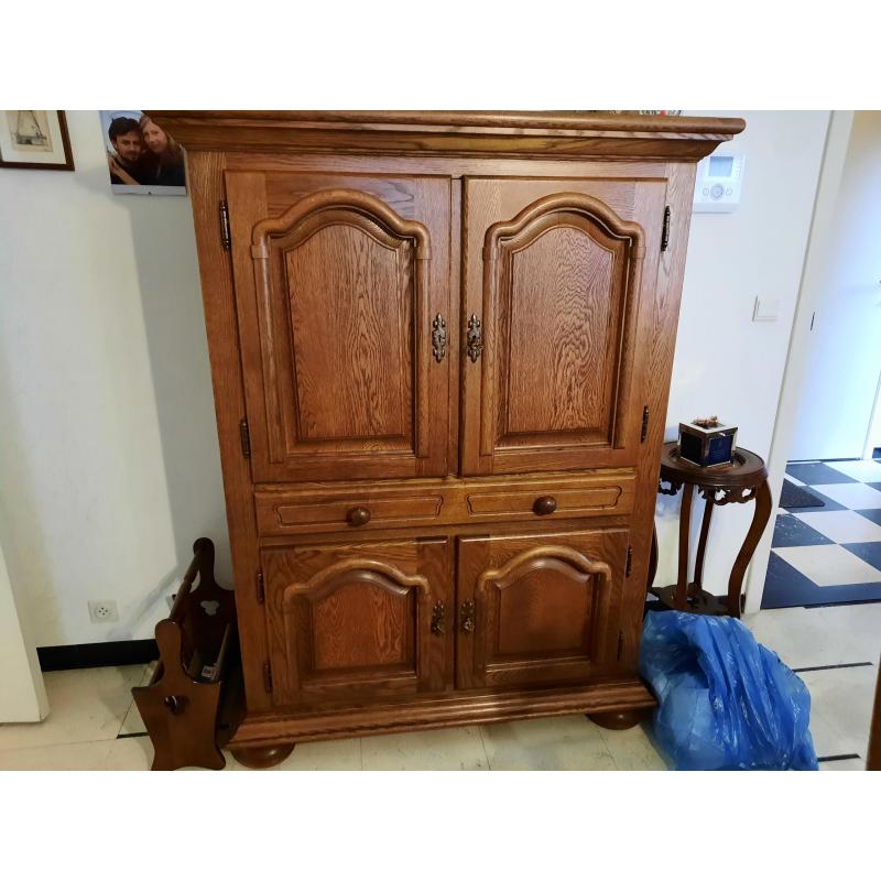 eetkamer in vol hout met wandmeubel