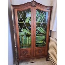 eetkamer in vol hout met wandmeubel