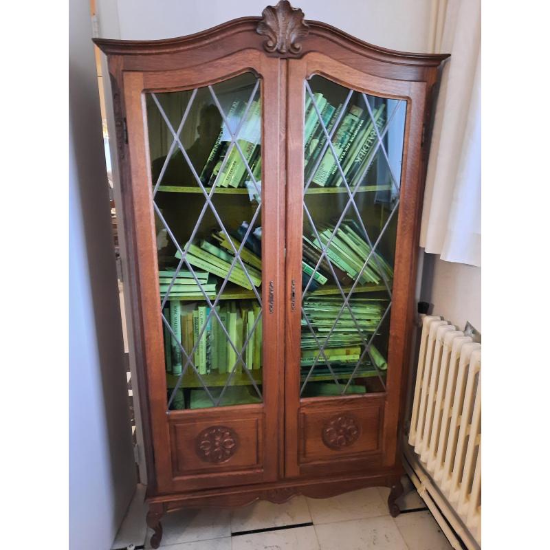 eetkamer in vol hout met wandmeubel