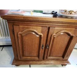 eetkamer in vol hout met wandmeubel