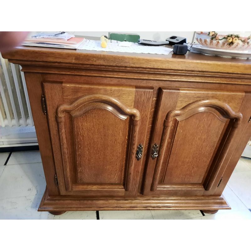 eetkamer in vol hout met wandmeubel