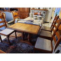 eetkamer in vol hout met wandmeubel