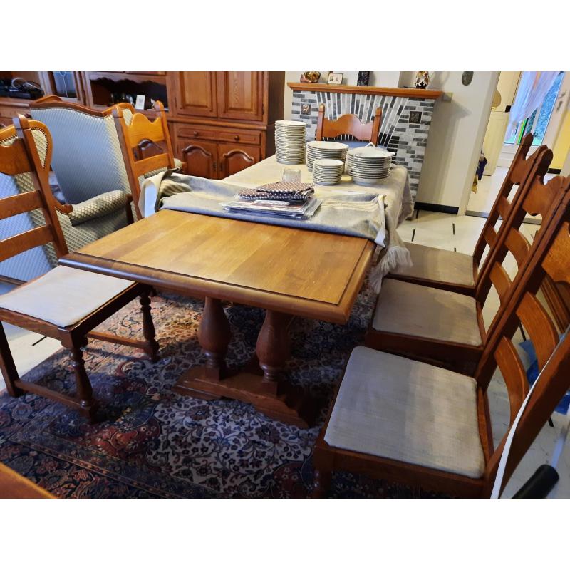 eetkamer in vol hout met wandmeubel