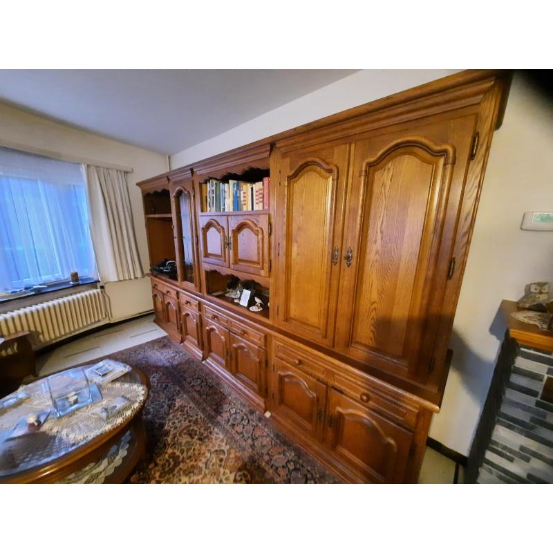 eetkamer in vol hout met wandmeubel