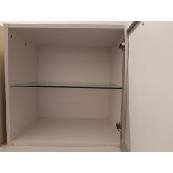 Witte lage kast op wielen