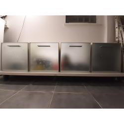 Witte lage kast op wielen