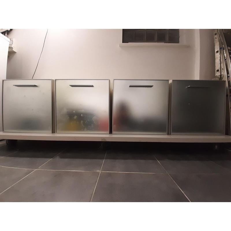 Witte lage kast op wielen
