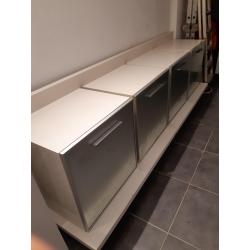 Witte lage kast op wielen