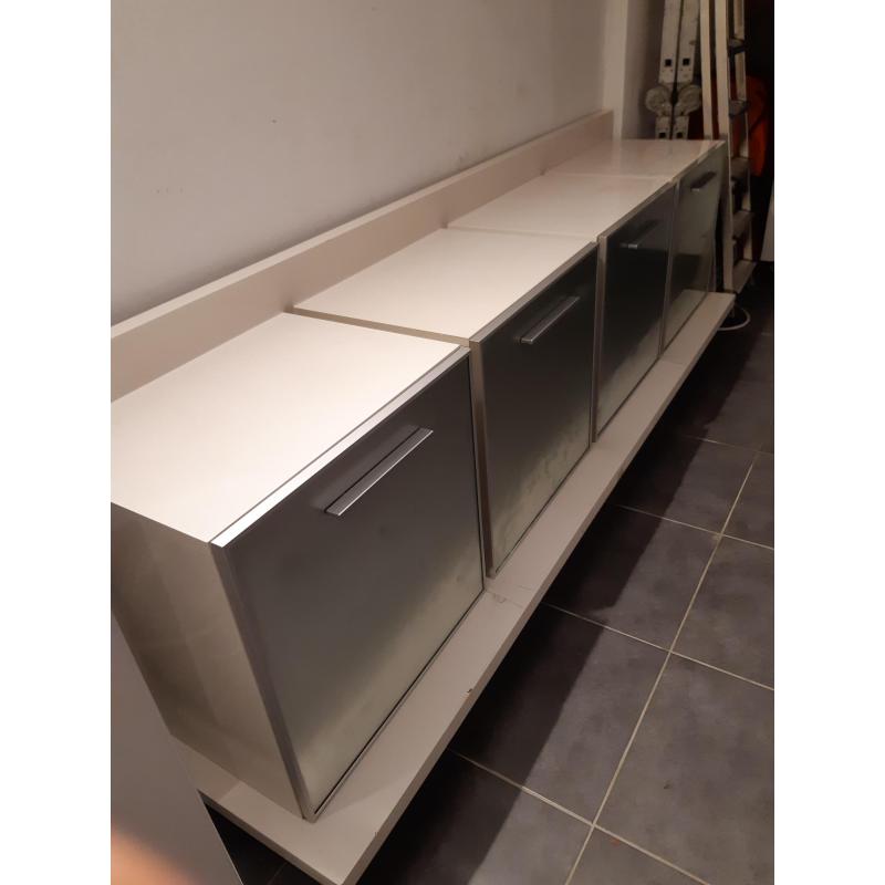 Witte lage kast op wielen