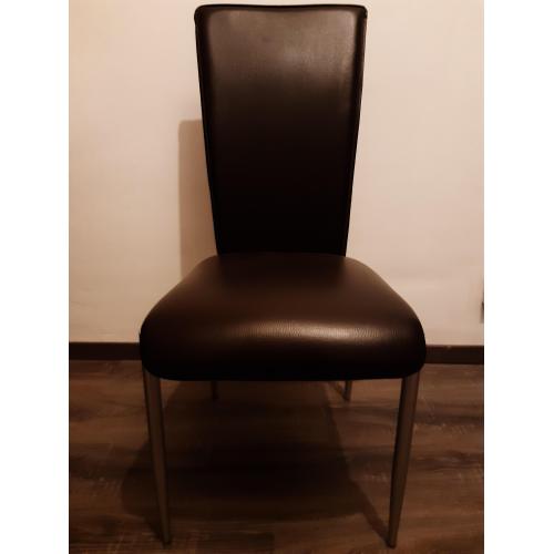 Stoelen in donker bruin leder