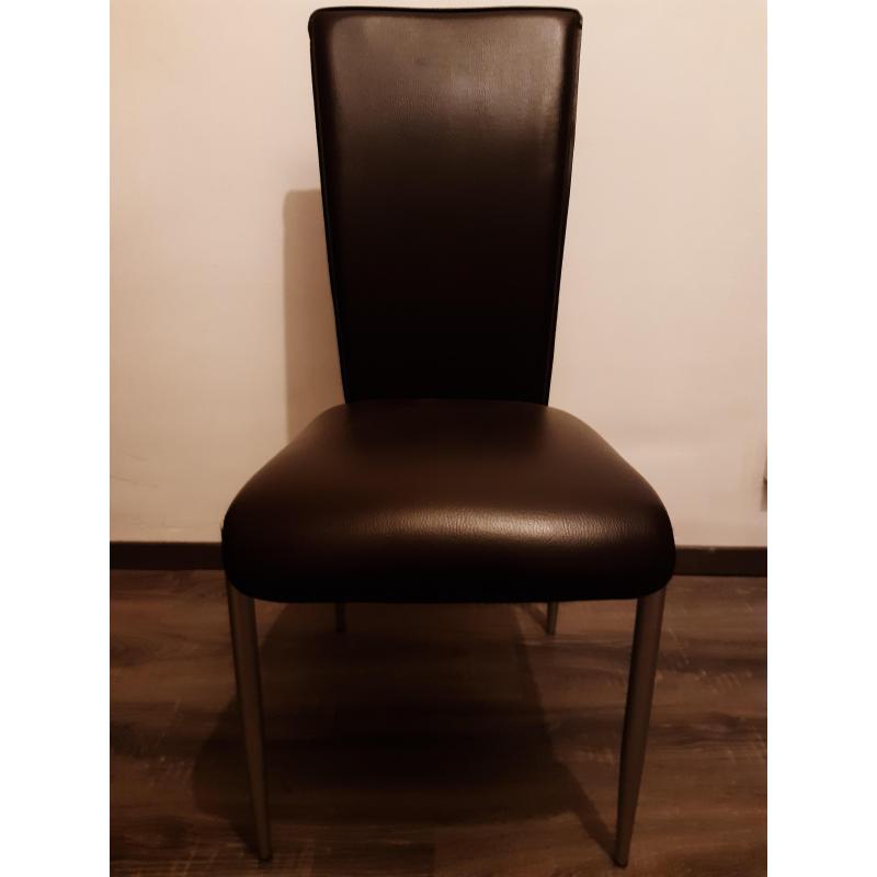 Stoelen in donker bruin leder
