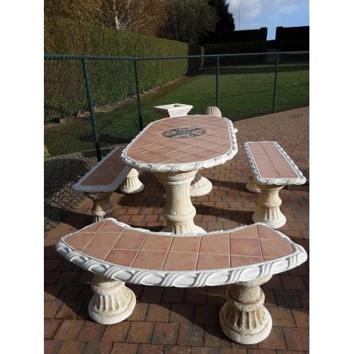 Spaanse tuintafel en banken uit steen.