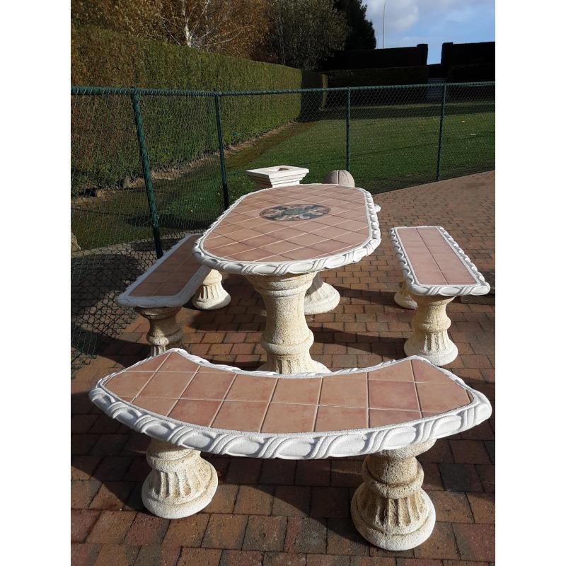 Spaanse tuintafel en banken uit steen.
