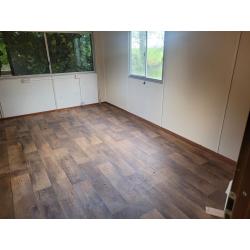 Vakantie caravan woonunit hobbyruimte