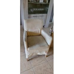 4 stoelen/zetels, 2 zwart en 2 beige