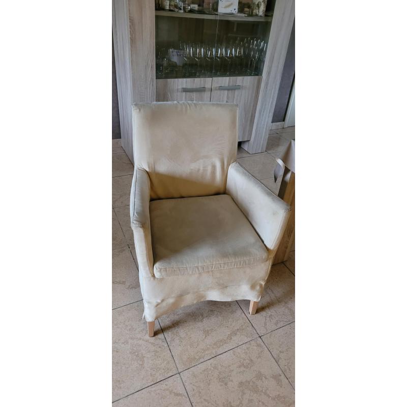4 stoelen/zetels, 2 zwart en 2 beige
