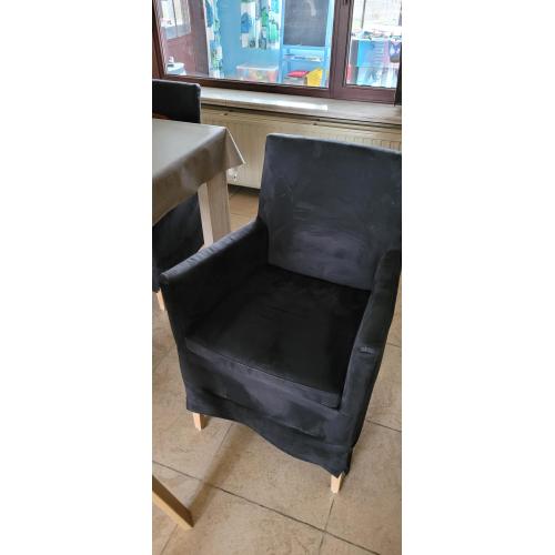 4 stoelen/zetels, 2 zwart en 2 beige