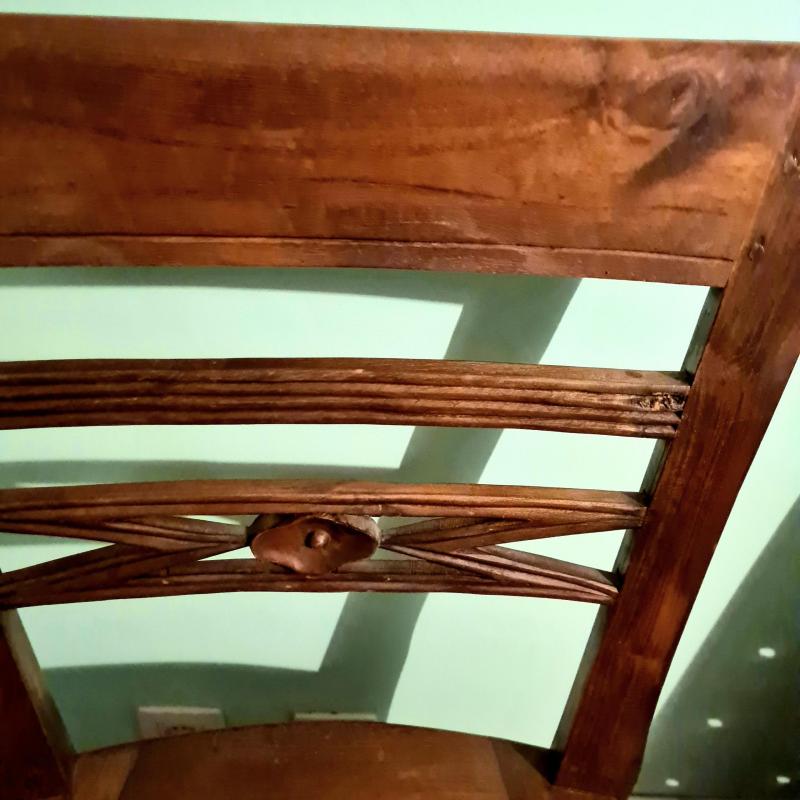 Prachtige stoelen in koloniale stijl.