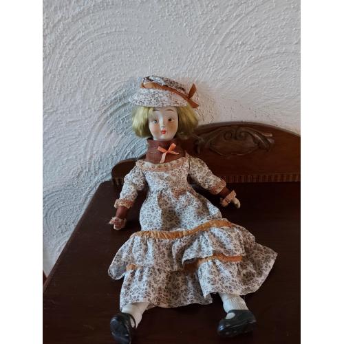 Oude pop van porselein