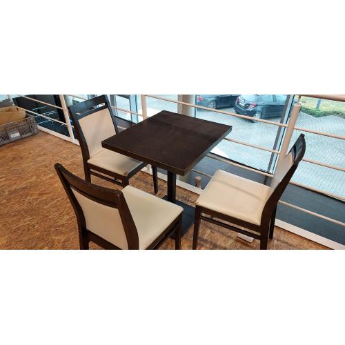 28stoelen en 8 tafels