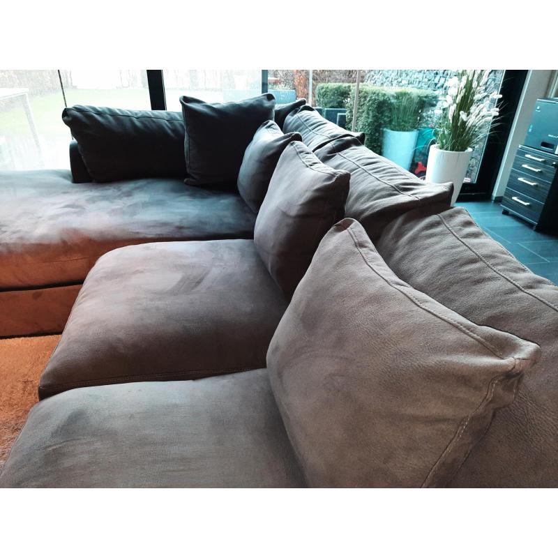 Mooi bruin en modern hoeksalon MOET WEG !!!