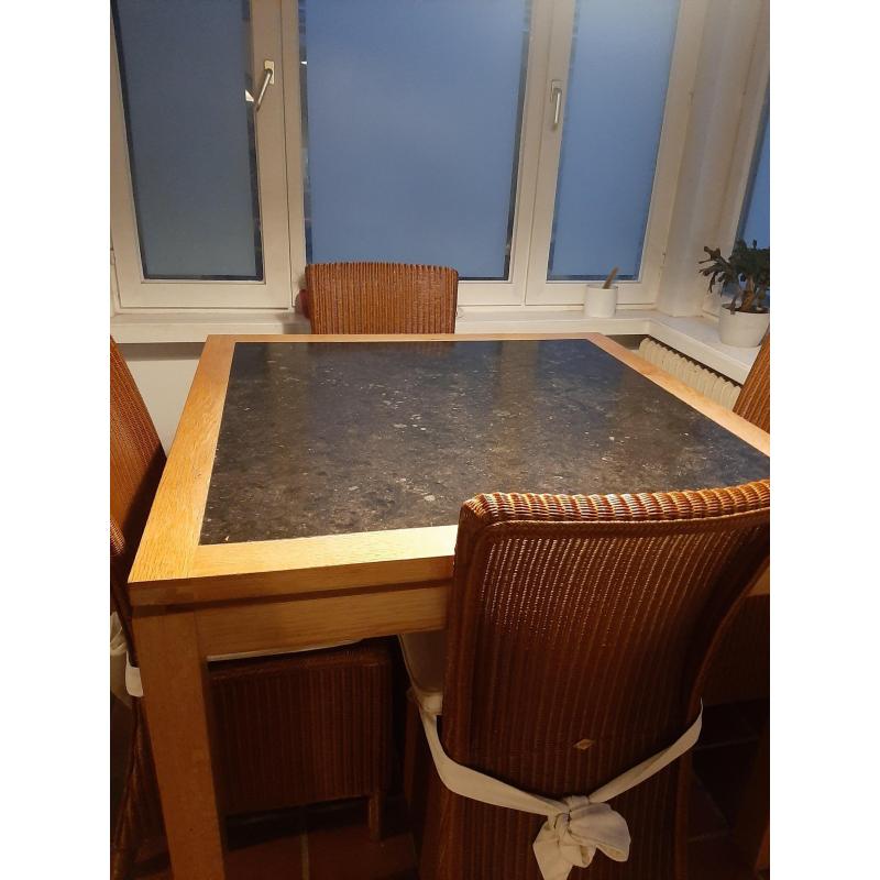 Mooie tafelset van Vincent Sheppard met massief granieten blad en 4 rotanstoelen
