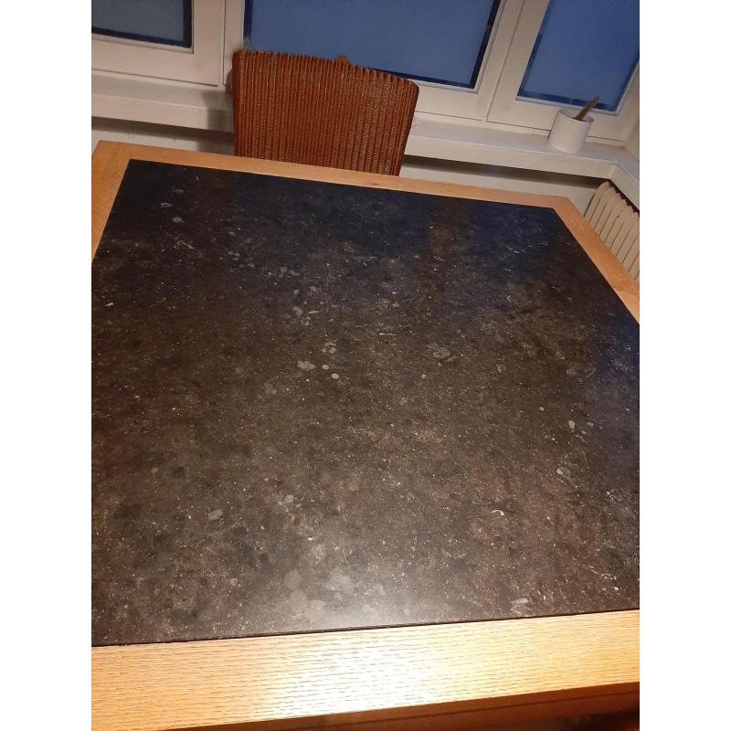 Mooie tafelset van Vincent Sheppard met massief granieten blad en 4 rotanstoelen