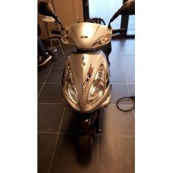 Scooter Sym JetX 50 cc zilvergrijs