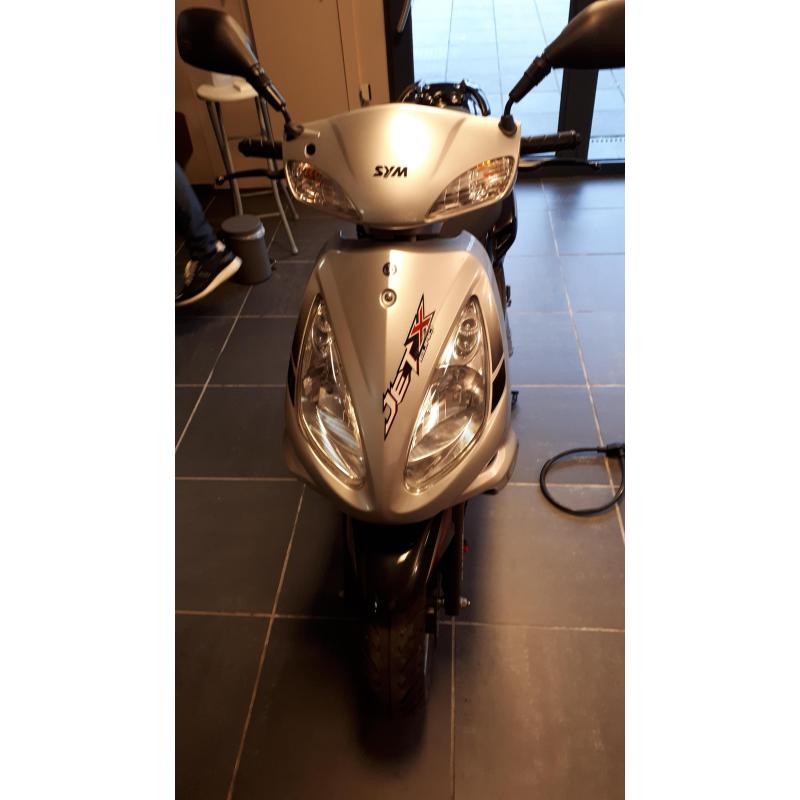 Scooter Sym JetX 50 cc zilvergrijs